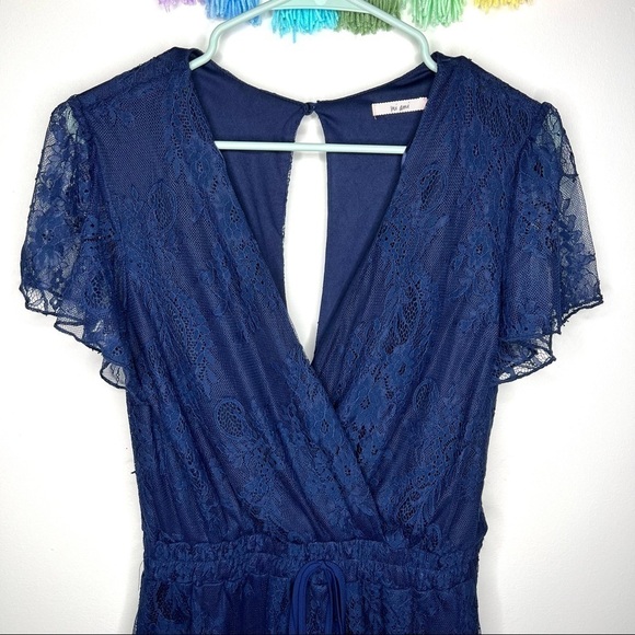 Francesca’s Navy Lace Shabby Chic Flutter Sleeve Keyhole Romper Size Small - Picture 16 of 16